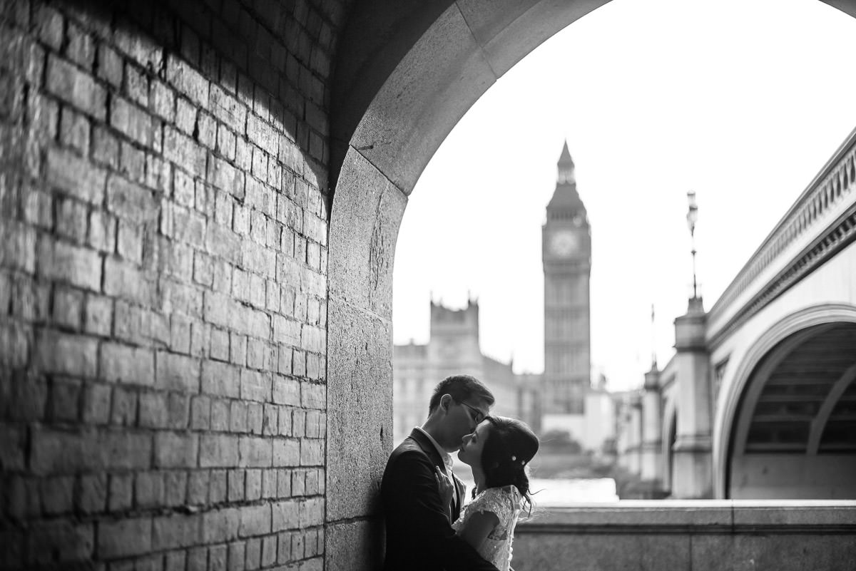 couple kissing by the big ben