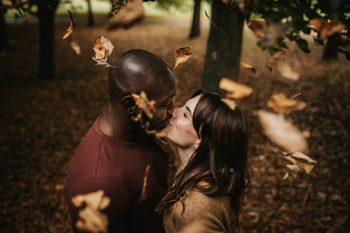 couple kissing in greenwich park
