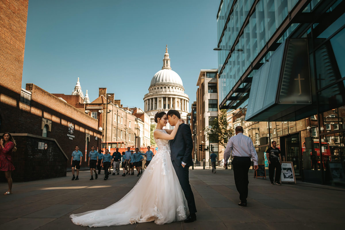 london engagement photography tower bridge and st paul's couple embracing